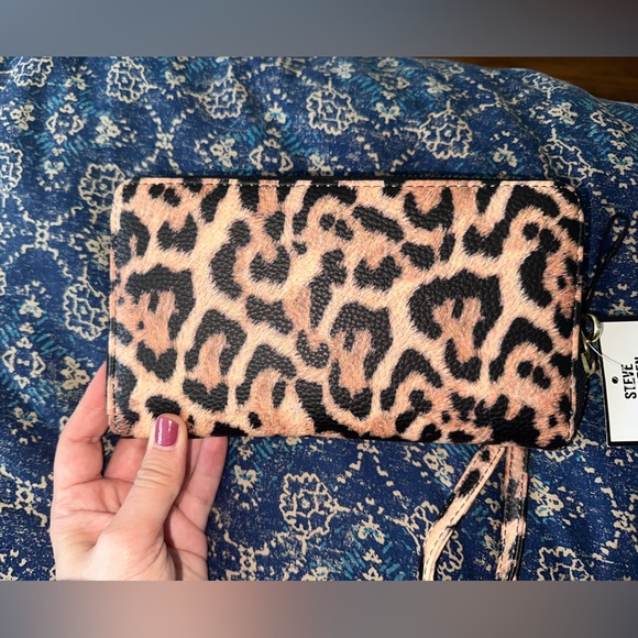 Steve Madden Cheetah Wristlet - NWT - Picture 3 of 4